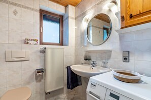 Douche, sèche-cheveux, serviettes fournies