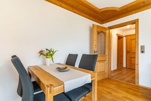 Dining - Apartment 'Ferienwohnung Schwarzwald' with Mountain View, Shared Terrace and Wi-Fi (Baiersbronn)