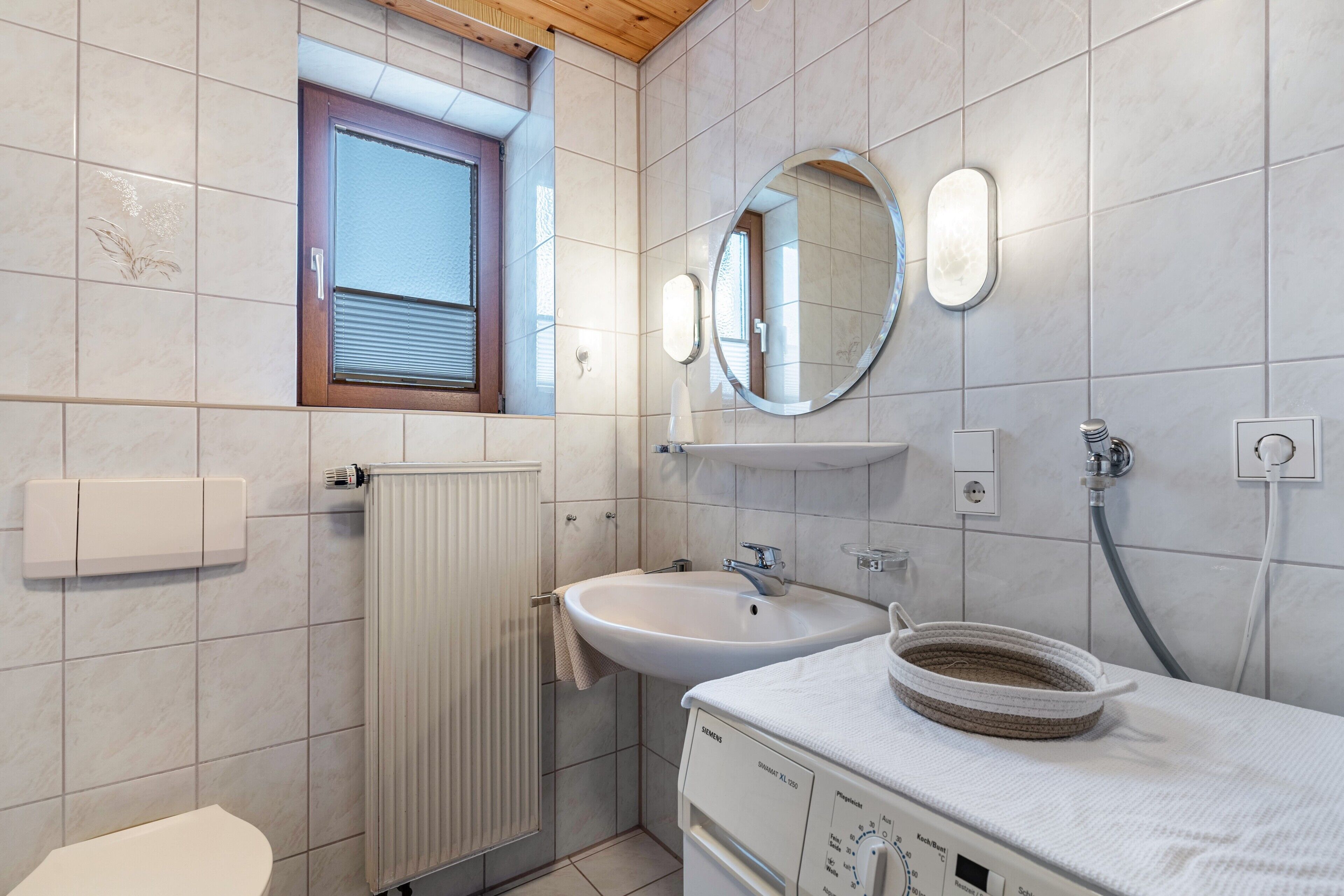 Regadera, secadora de cabello, toallas 