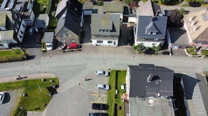 An aerial view of a residential area with houses, a parking lot, and a road. - Smart Resorts - Haus Topas - Ferienwohnung 302 mit 1 Schlafzimmer, Max. 4 Personen - Smart Resorts (Winterberg)