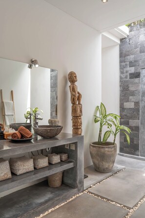 Deluxe Villa | Bathroom - Villa Cempaka Ungu (Seminyak)