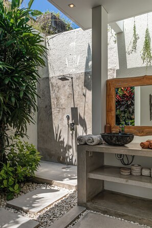 Deluxe Villa | Bathroom | Separate bathtub and shower, rainfall showerhead, hair dryer, towels - Villa Cempaka Ungu (Seminyak)