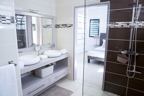 Shower, hair dryer, towels - Luxury Villa with Private Pool in Saint-François (Saint-François)