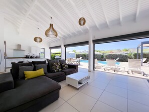 TV - Luxury Villa with Private Pool in Saint-François (Saint-François)
