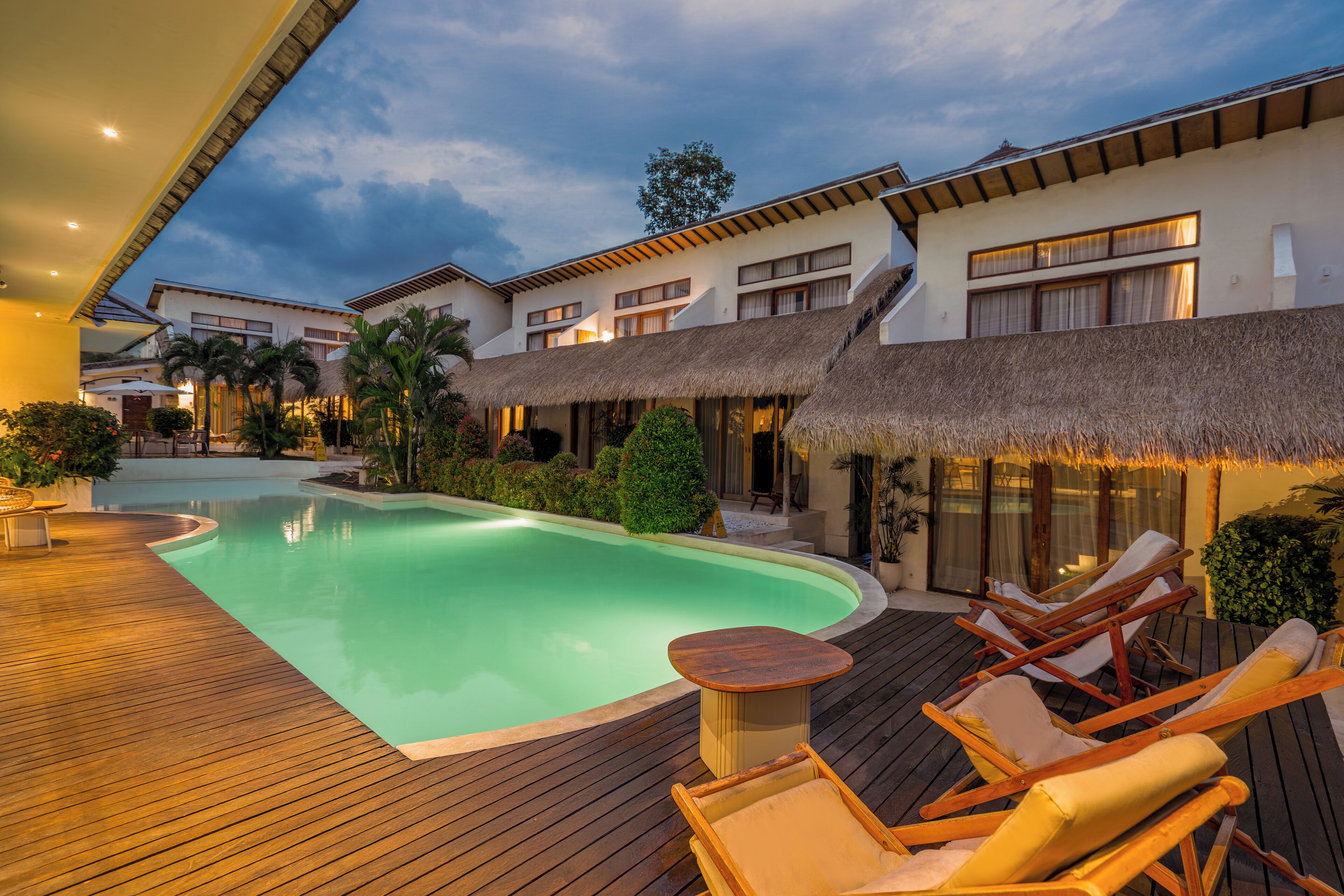 Piscina externa, guarda-sóis, espreguiçadeiras