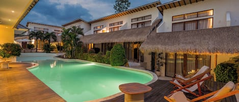 حمّام سباحة خارجي، مظلات على حمّام السباحة، مقاعد للتشمس