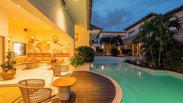 室外游泳池,提供泳池遮陽傘和日光浴躺椅