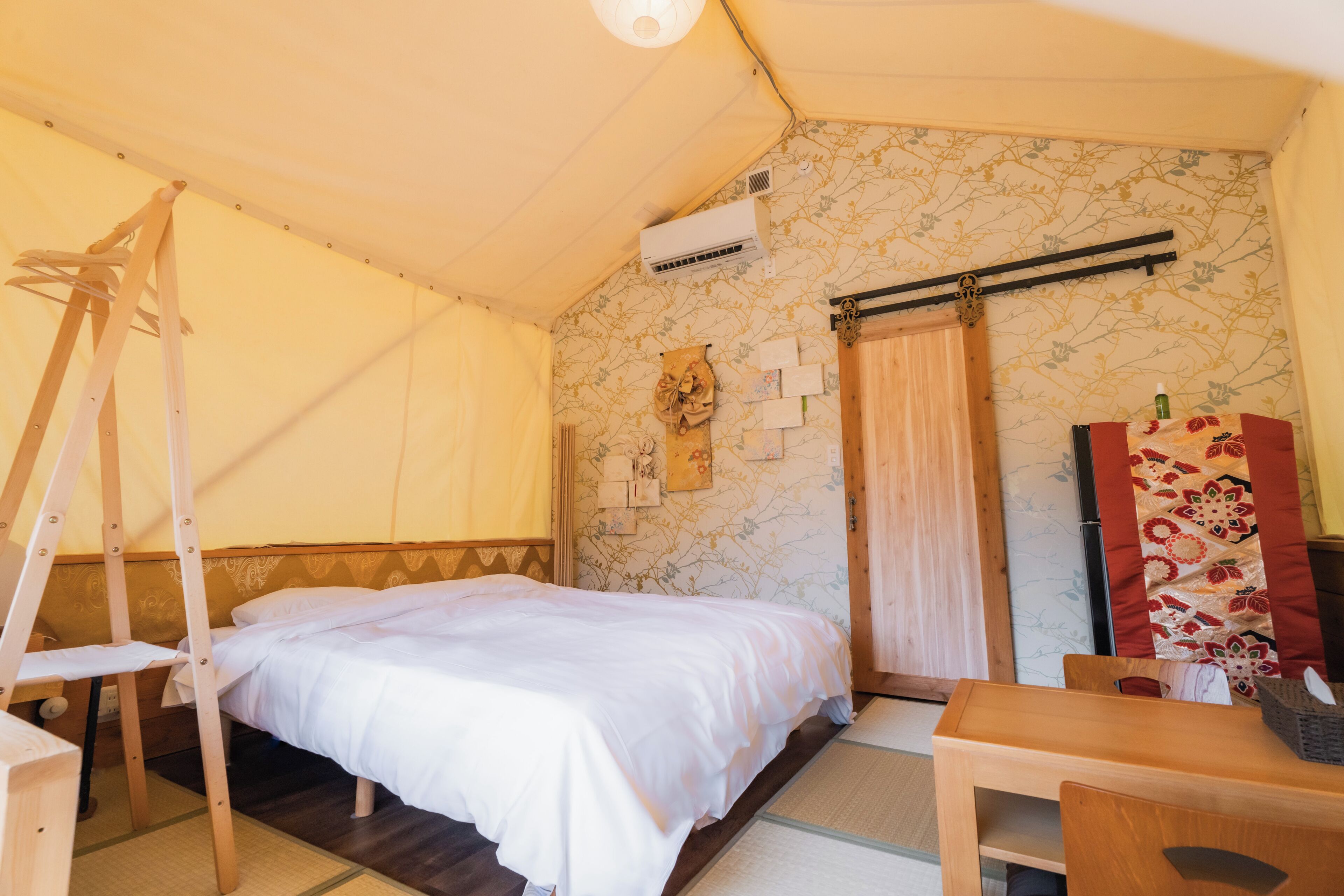 Lyxtält (Queen) | Arbetsyta för laptop och gratis wi-fi