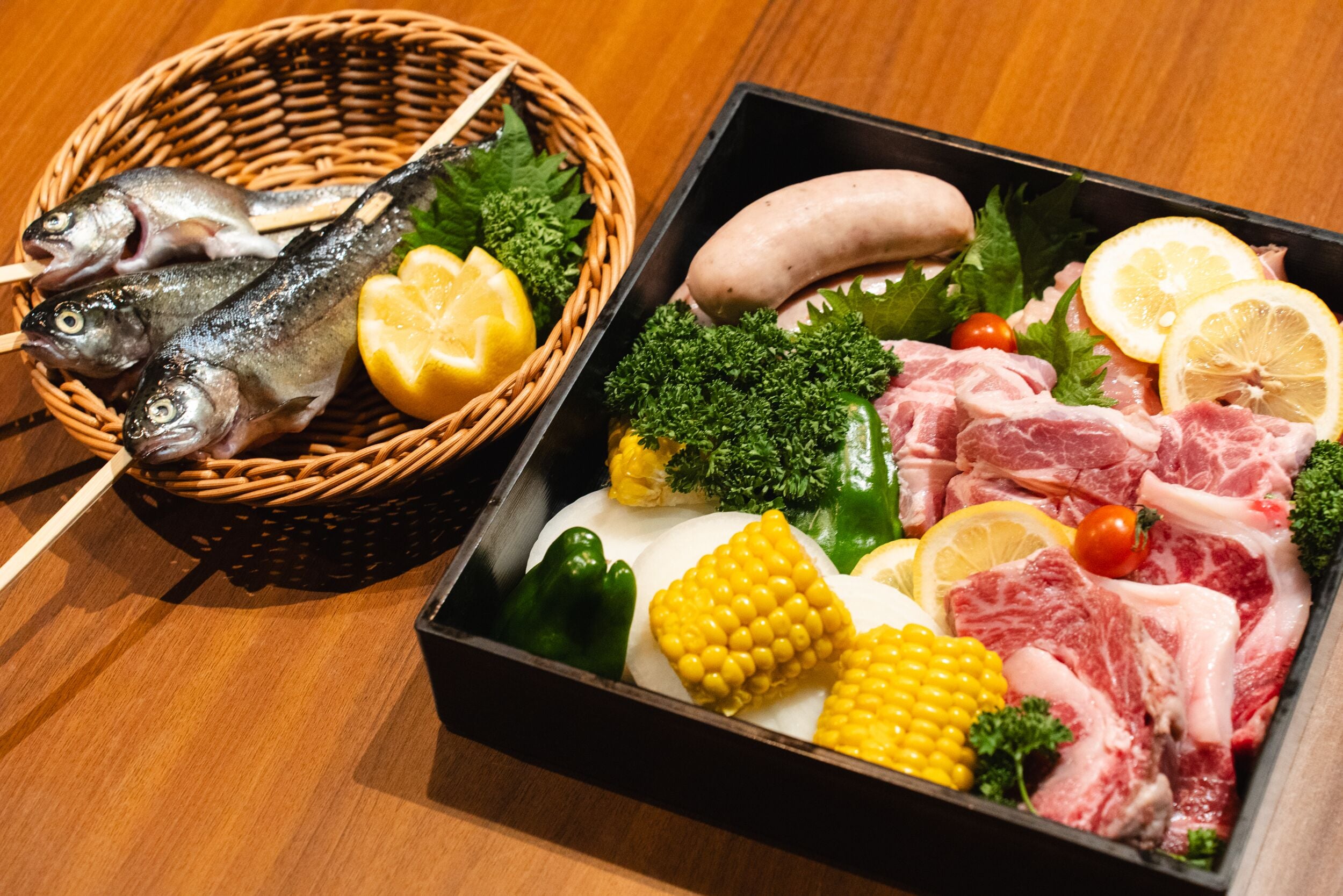Un plateau de poisson cru, de légumes et de viande.