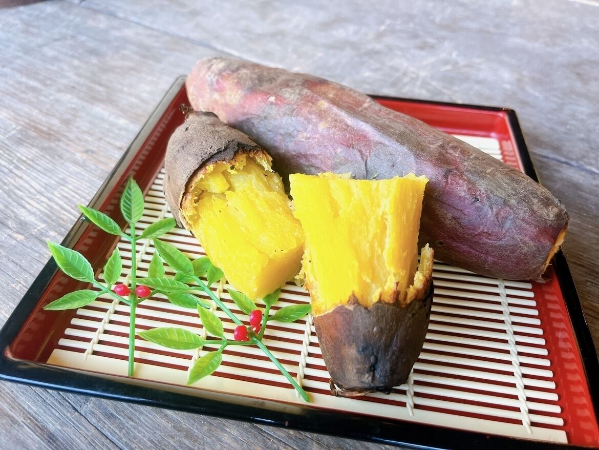 Une patate douce sur un plateau orné d’un motif rouge et blanc.