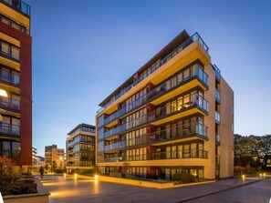 Un hôtel à plusieurs étages doté de balcons, d’une cour intérieure et d’une architecture moderne.
