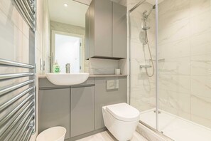Dusche, Haartrockner, Handtücher