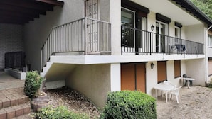 A two-story house with a balcony, a small garden, and a patio area with outdoor seating. - Nice apartment in Goslar with WiFi (Goslar)