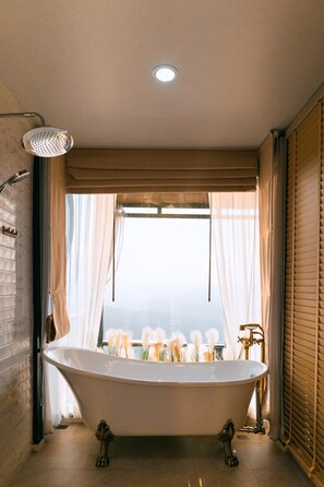 Villa | Baño | Ducha y bañera combinadas, albornoces y toallas