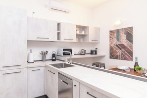 Apartamento família, 2 quartos, 2 banheiros (Secret Garden House) | Cozinha americana privada | Geladeira, micro-ondas, fogão, cooktop