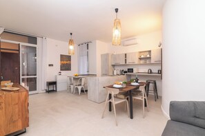 Family Apartment, Multiple Bedrooms, 2 Bathrooms (Secret Garden House) | Bahagian dalam