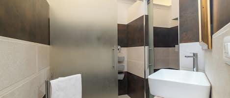 Familienapartment, Mehrere Schlafzimmer, 2 Bäder (Secret Garden House) | Badezimmer | Dusche, Bidet, Handtücher, Seife
