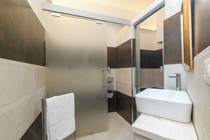 Familienapartment, Mehrere Schlafzimmer, 2 Bäder (Secret Garden House) | Badezimmer | Dusche, Bidet, Handtücher, Seife