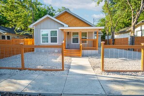 House | 4 bedrooms - Don t Miss Dynamic 4BR 2BA Near Jolly Riverwalk (San Antonio)