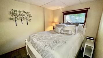 4 bedrooms, iron/ironing board, free WiFi, bed sheets