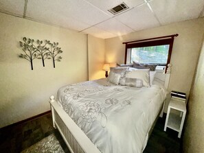 4 bedrooms, iron/ironing board, free WiFi, bed sheets - Aunt Pattie's Lake House (Fairfield Bay)