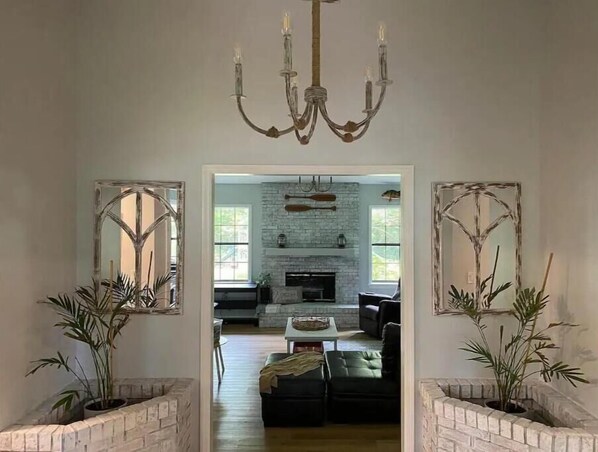 Fireplace - Quiet cul-de-sac spacious home, 15 minutes from the beach! (Vero Beach)