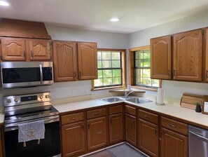 Fridge, microwave, oven, stovetop - Quiet cul-de-sac spacious home, 15 minutes from the beach! (Vero Beach)