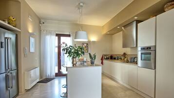 Kühlschrank, Mikrowelle, Ofen, Geschirrspüler