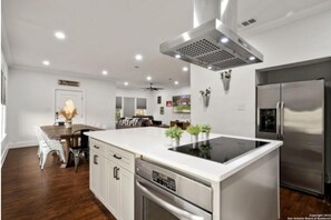 House | 4 bedrooms - Experience Serenity in a 4BR 3BA Downtown Home (San Antonio)