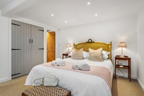 Apartment | 2 bedrooms - The Cwtch Apartment - Sea Views Walk to Beach (Tenby)