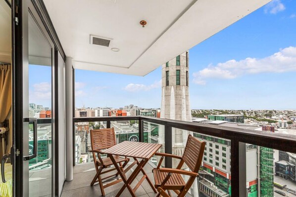 Apartment - Vibrant Minimalism - City Views (Auckland)