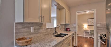 Refrigerador, microondas, horno y lavavajillas