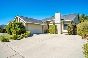 Exterior - Sleek Foster City 4BR w/ Backyard, close to Parks & Shops, by Blueground (North Bay)