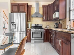 Refrigerador, microondas, horno, placa de cocina