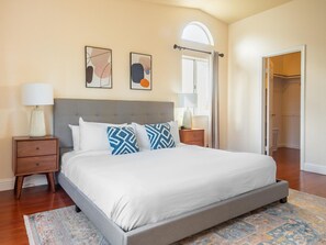 4 habitaciones, tabla de planchar con plancha, wifi y ropa de cama