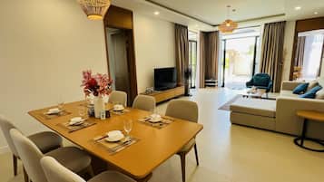 2 bedrooms, desk, bed sheets