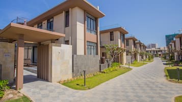 2 bedrooms, desk, bed sheets