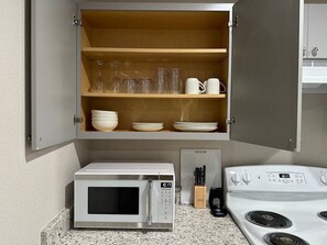 ثلاجة، ميكروويف، فرن، موقد طهي مسطح