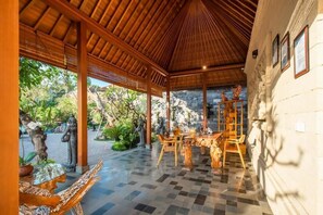 Un espacio interior con suelo a cuadros, muebles de madera y paredes de piedra.