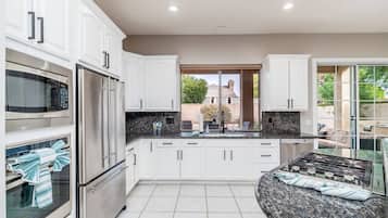 Coffee/tea maker, fridge, microwave, oven