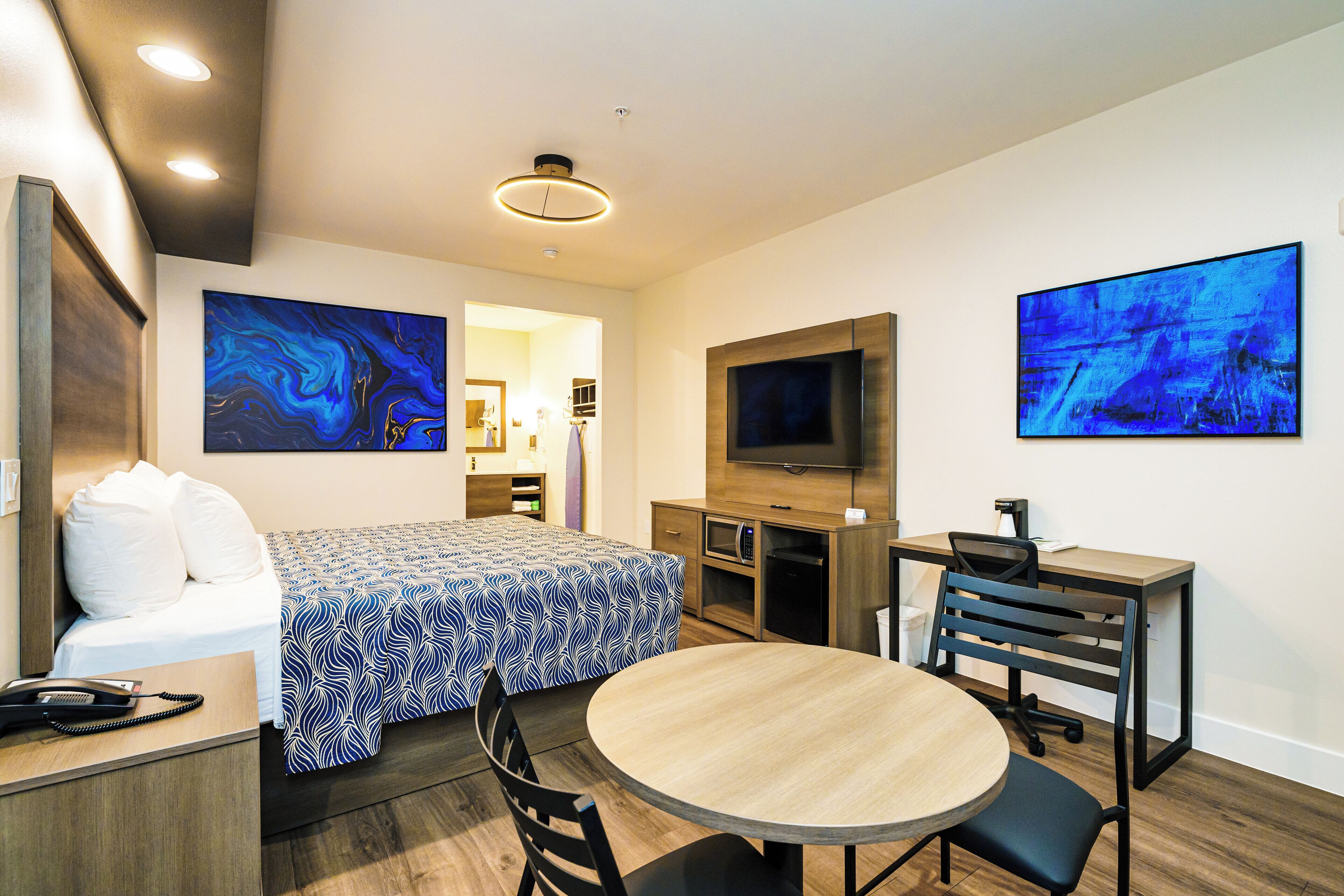 Standard Room | Desk, laptop workspace, soundproofing, iron/ironing board