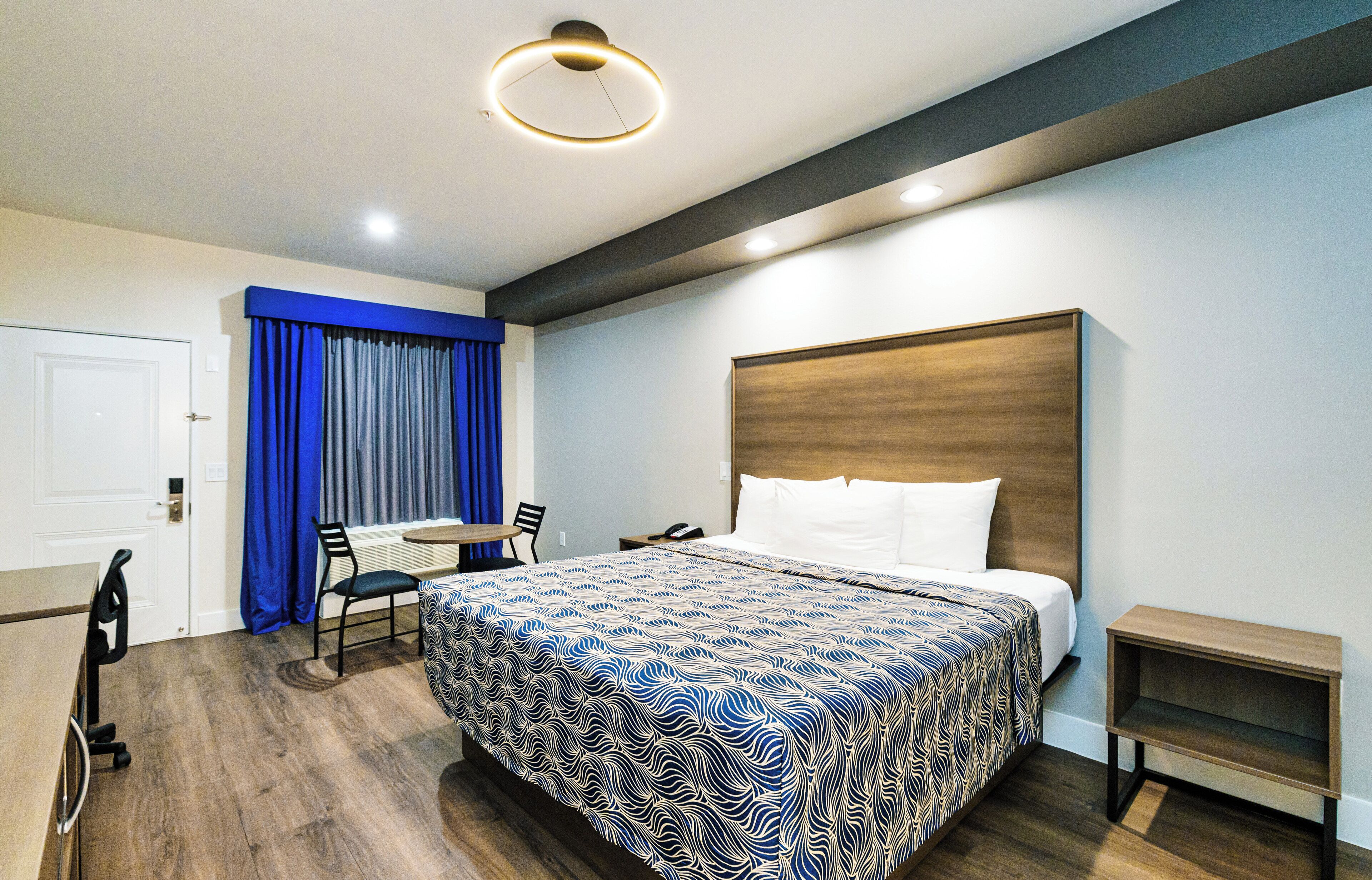 标准房 | 办公桌、笔记本电脑工作区、隔音、熨斗/熨衣板