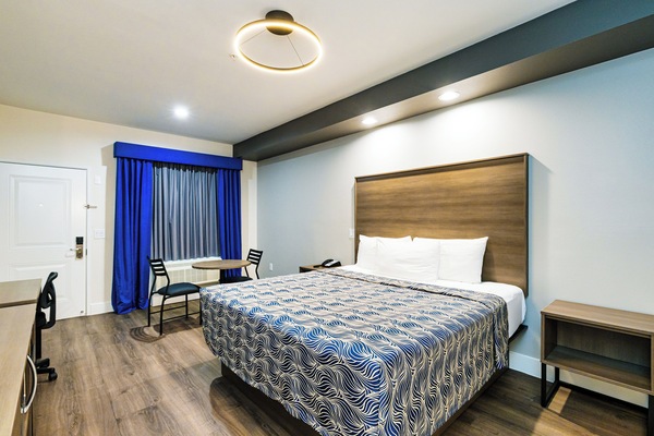 Standard Room | Desk, laptop workspace, soundproofing, iron/ironing board