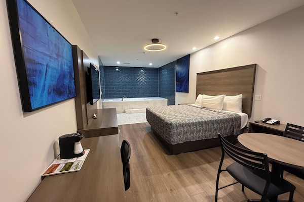 Luxury Room, 1 King Bed, Hot Tub | Desk, laptop workspace, soundproofing, iron/ironing board
