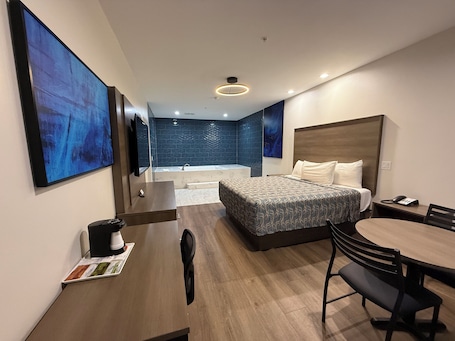 Camera Luxury, 1 letto king, idromassaggio | Una scrivania, postazione laptop, insonorizzazione, ferro/asse da stiro. Palace Inn Blue Edgebrook