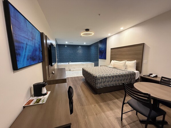 奢华客房, 1 张特大床, 热水浴缸 | 办公桌、笔记本电脑工作区、隔音、熨斗/熨衣板