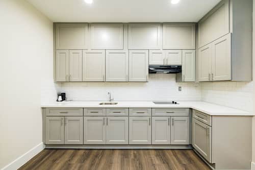 Habitación Deluxe, 2 camas Queen size, cocina | Cocina privada | Cafetera y tetera y tetera eléctrica