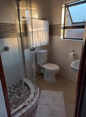 Haartrockner, Handtücher, Seife, Toilettenpapier