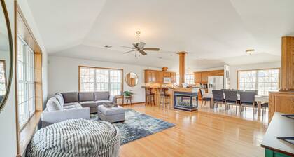 Game Room & Large Yard: Vinita Farmhouse!