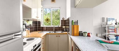 Réfrigérateur, micro-ondes, four, plaque de cuisson